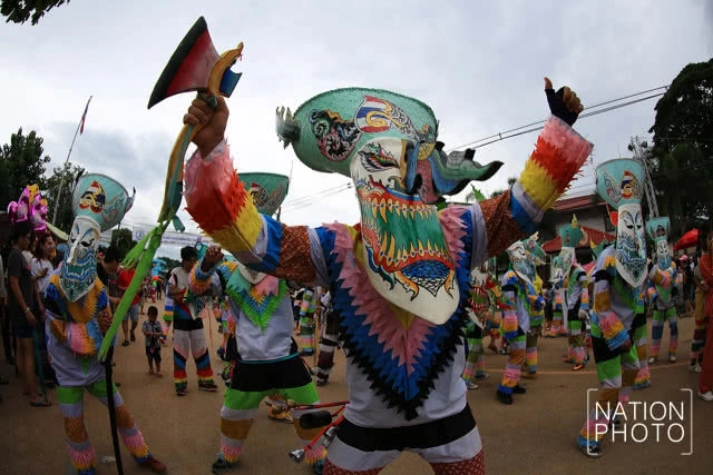 นักท่องเที่ยวกว่าแสน ร่วมงานผีตาโขน