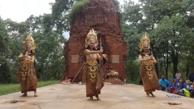 สหรัฐฯ ยอมคืน
"ทับหลังปราสาทเขาโล้น"
ผู้ว่าฯ จัดพิธีบวงสรวง