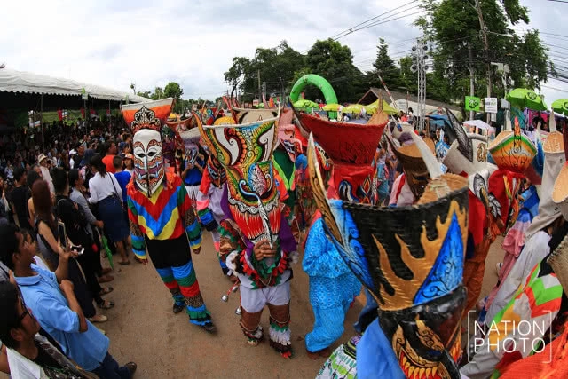 นักท่องเที่ยวกว่าแสน ร่วมงานผีตาโขน