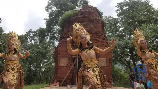 สหรัฐฯ ยอมคืน
"ทับหลังปราสาทเขาโล้น"
ผู้ว่าฯ จัดพิธีบวงสรวง
