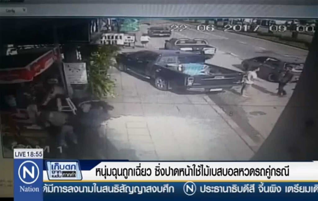 หนุ่มฉุนถูกเฉี่ยว ซิ่งปาดหน้าใช้ไม้เบสบอลหวดรถคู่กรณี หนุ่มฉุนถูกเฉี่ยว ซิ่งปาดหน้าใช้ไม้เบสบอลหวดรถคู่กรณี