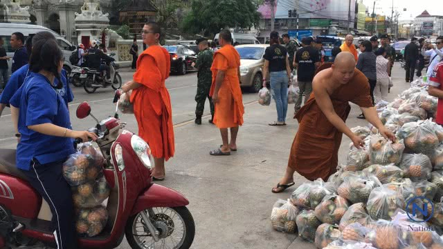 สมภารซื้อสับปะรดแจกชาวบ้าน หลังราคาตกต่ำ