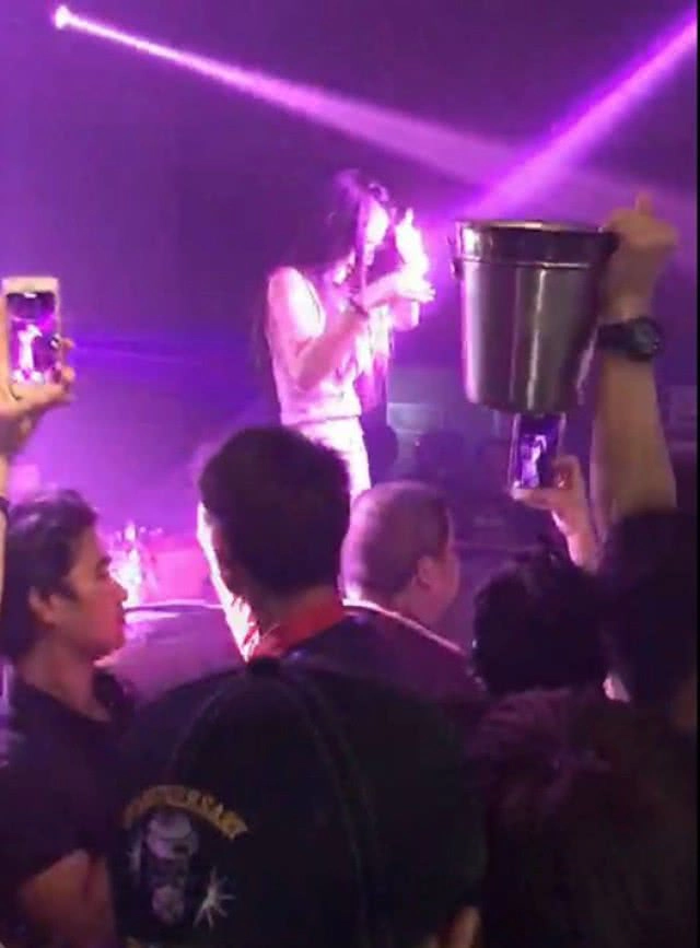 โดนซะแล้ว! ดีเจแม็กกี้ และ น้องใบเตยเพลงที่มันมีงู
ใบเตย-โดนปาน้ำแข็ง  ดีเจแม็กกี้-ถูกรุมตื้บบนเวที