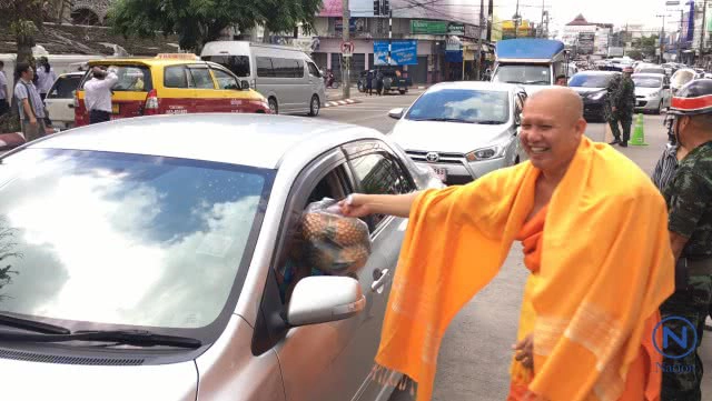 สมภารซื้อสับปะรดแจกชาวบ้าน หลังราคาตกต่ำ