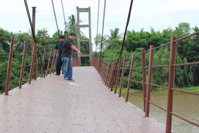 หูล็อคสะพานสลิงขาดจนพื้นเอียงชาวบ้านหวั่นอันตราย