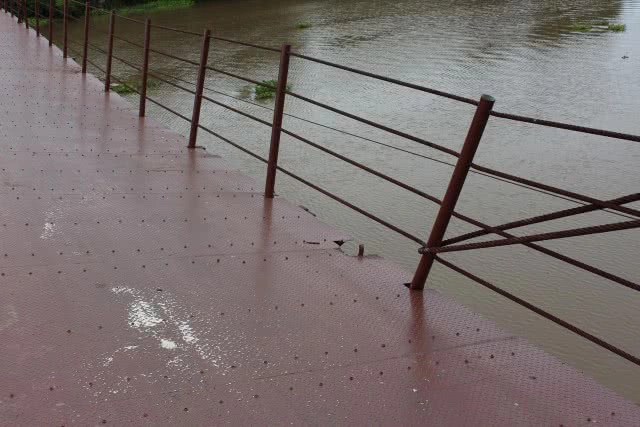 หูล็อคสะพานสลิงขาดจนพื้นเอียงชาวบ้านหวั่นอันตราย