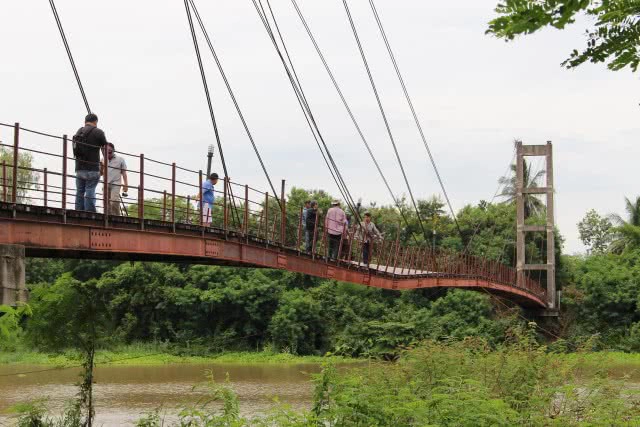 หูล็อคสะพานสลิงขาดจนพื้นเอียงชาวบ้านหวั่นอันตราย