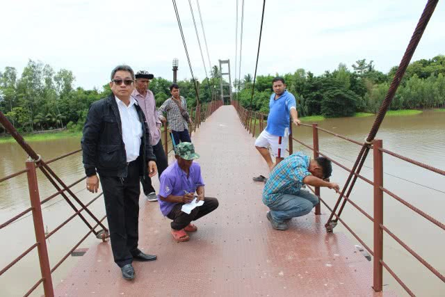 หูล็อคสะพานสลิงขาดจนพื้นเอียงชาวบ้านหวั่นอันตราย