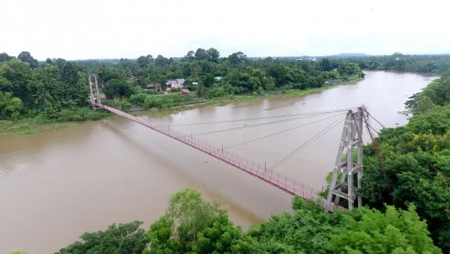 หูล็อคสะพานสลิงขาดจนพื้นเอียงชาวบ้านหวั่นอันตราย