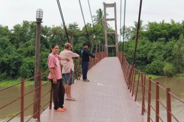 หูล็อคสะพานสลิงขาดจนพื้นเอียงชาวบ้านหวั่นอันตราย