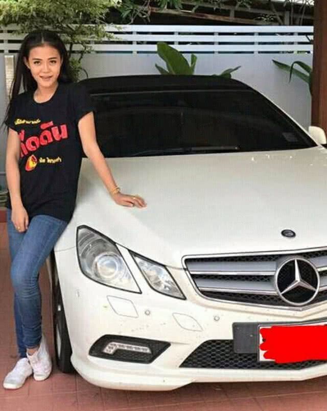 "ผู้สาวขาเลาะ" ถอยเบนซ์หรู ให้รางวัลชีวิต