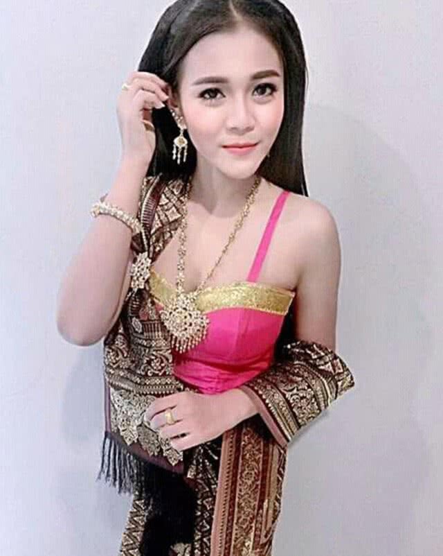 "ผู้สาวขาเลาะ" ถอยเบนซ์หรู ให้รางวัลชีวิต