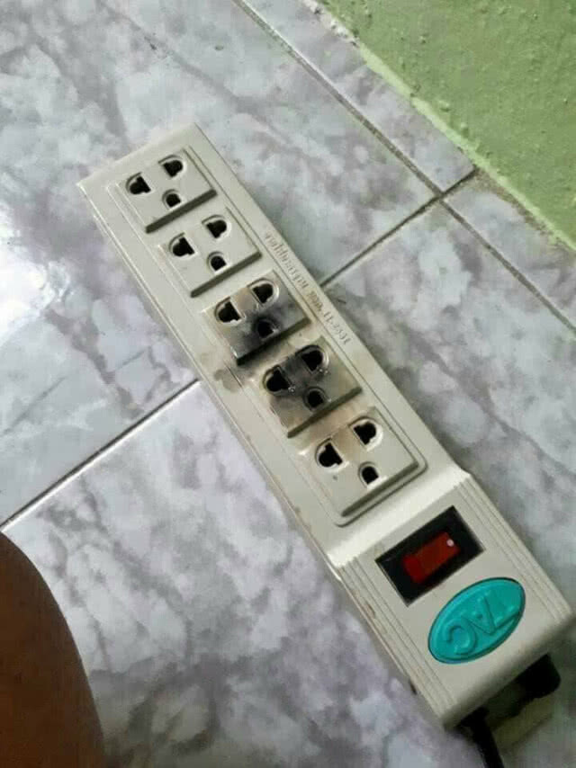 ระวัง! ตุ้งติ้งสร้อยข้อมือเด็กเข้ารูปลั๊กไฟ
