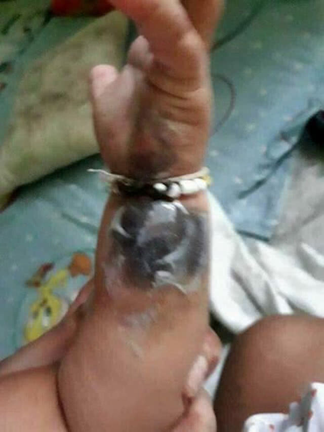 ระวัง! ตุ้งติ้งสร้อยข้อมือเด็กเข้ารูปลั๊กไฟ