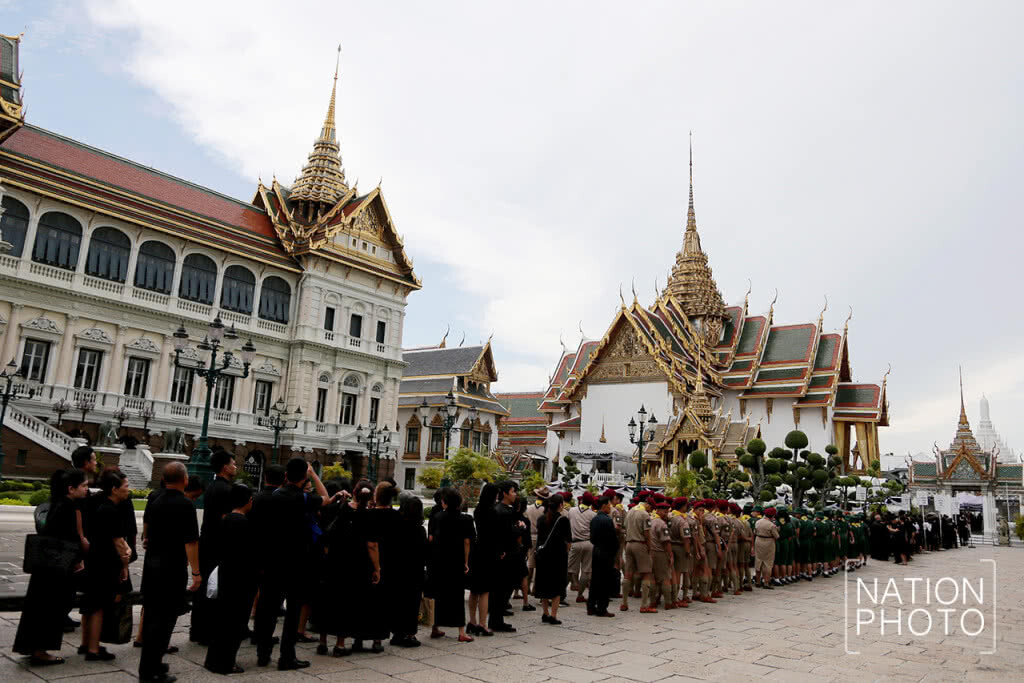 ประชาชนเข้ากราบสักการะพระบรมศพ รัชกาลที่ 9 ประชาชนเข้ากราบสักการะพระบรมศพ รัชกาลที่ 9