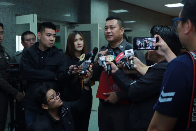 ผบ.ตร. ชื่นชมดาบตำรวจ เกลี้ยกล่อมชายจี้คอตัวเองบนโรงพัก