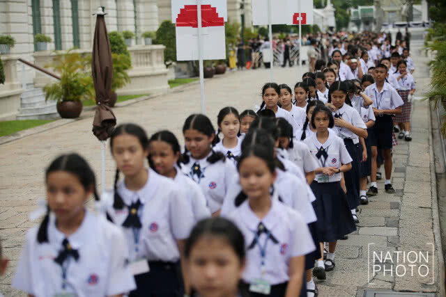 ประชาชนเข้ากราบสักการะพระบรมศพ รัชกาลที่ 9