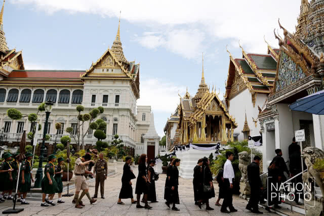 ประชาชนเข้ากราบสักการะพระบรมศพ รัชกาลที่ 9