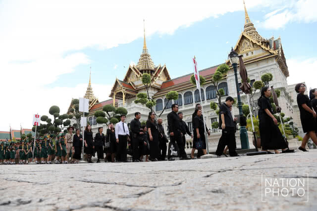 ประชาชนเข้ากราบสักการะพระบรมศพ รัชกาลที่ 9