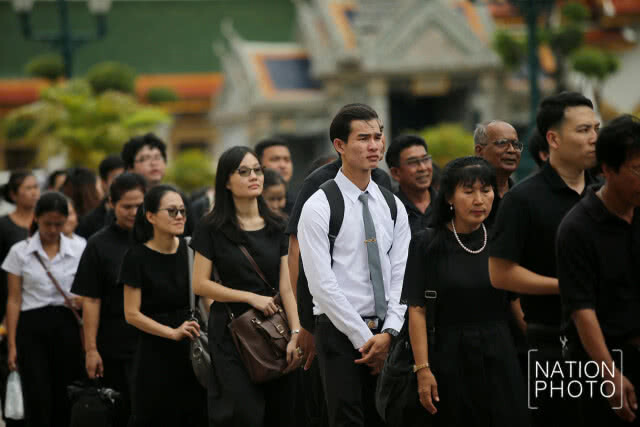 ประชาชนเข้ากราบสักการะพระบรมศพ รัชกาลที่ 9