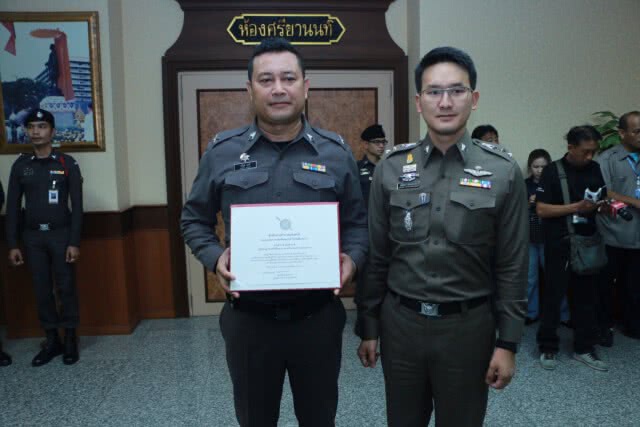 ผบ.ตร. ชื่นชมดาบตำรวจ เกลี้ยกล่อมชายจี้คอตัวเองบนโรงพัก