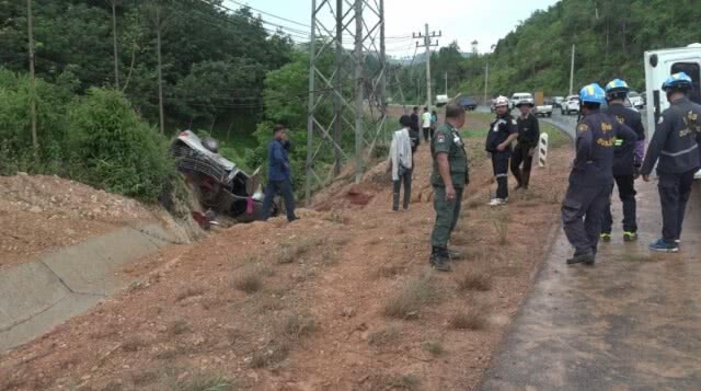 รถเสียหลักลงข้างทาง เหตุคนขับก้มเก็บพระ