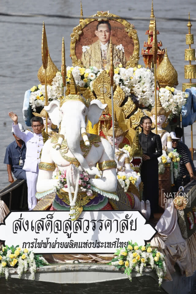 แห่เทียนพรรษาทางน้ำคลองบางกอกน้อย จ.นนทบุรี