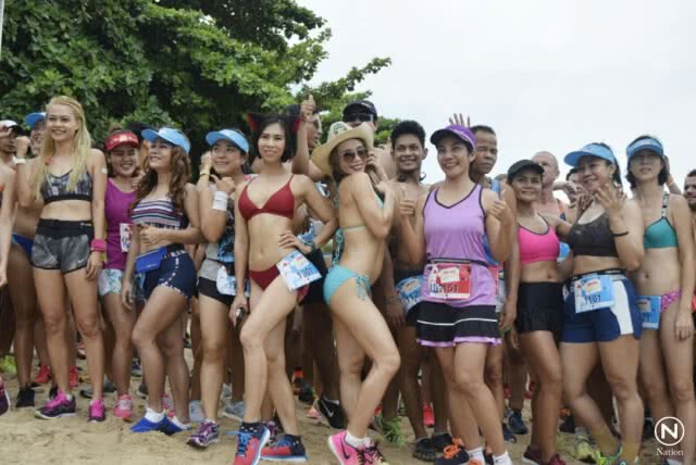 นักท่องเที่ยวไทย-เทศ ร่วมแข่ง วิ่งบิกีนี่ริมหาดพัทยา