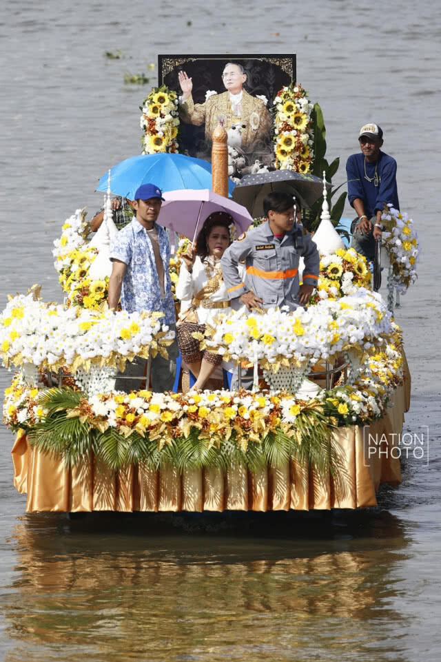 แห่เทียนพรรษาทางน้ำคลองบางกอกน้อย จ.นนทบุรี