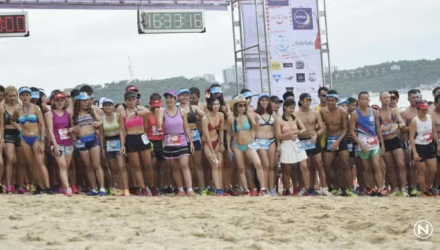 นักท่องเที่ยวไทย-เทศ ร่วมแข่ง วิ่งบิกีนี่ริมหาดพัทยา