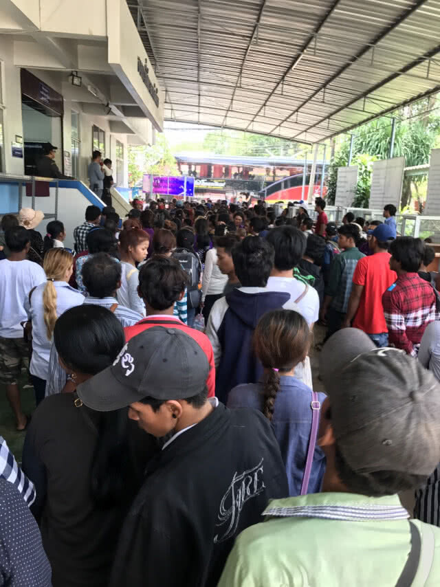 เขมรนับพันคนแห่มอบตัวขอกลับประเทศ หลัง พรก.แรงงานต่างด้าว ฉบับใหม่มีผลบังคับใช้