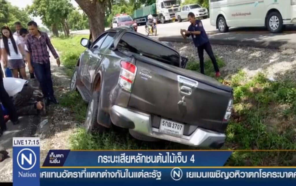 กระบะเสียหลักชนต้นไม้เจ็บ4 กระบะเสียหลักชนต้นไม้เจ็บ4
