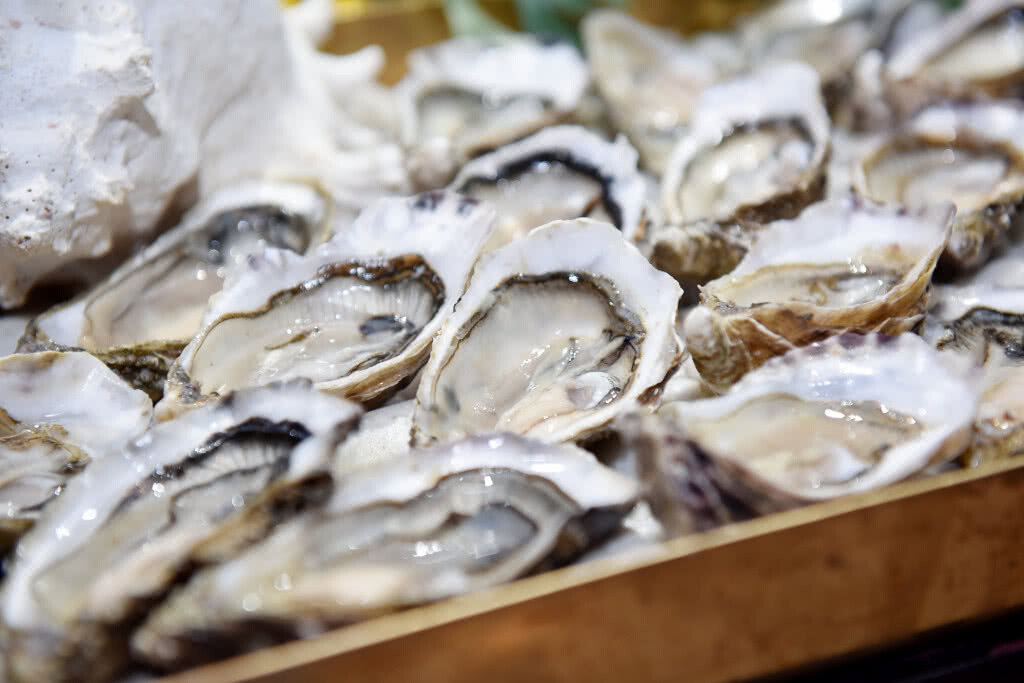 "Pling Prawns & shuck Oyster" ห้องอาหาร Atelier  โรงเรม Pullman Bangkok Grand Sukhumvit