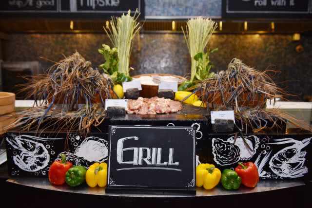 "Pling Prawns & shuck Oyster" ห้องอาหาร Atelier  โรงเรม Pullman Bangkok Grand Sukhumvit