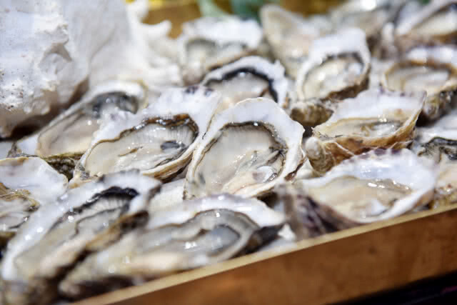 "Pling Prawns & shuck Oyster" ห้องอาหาร Atelier  โรงเรม Pullman Bangkok Grand Sukhumvit