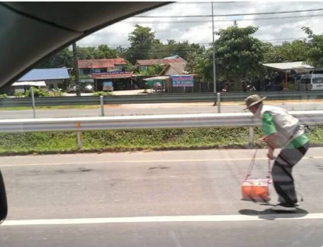 เตือนภัย "ลุงหกล้ม" ทำตัวน่าสงสาร
หลอกให้ช่วยซื้อของ ไม่ซื้อโดนด่า