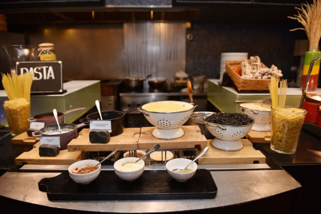 "Pling Prawns & shuck Oyster" ห้องอาหาร Atelier  โรงเรม Pullman Bangkok Grand Sukhumvit