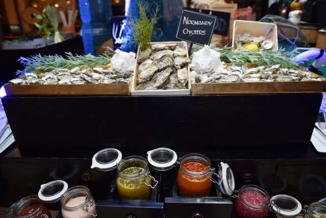 "Pling Prawns & shuck Oyster" ห้องอาหาร Atelier  โรงเรม Pullman Bangkok Grand Sukhumvit