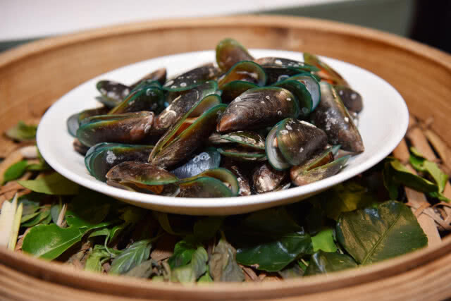 "Pling Prawns & shuck Oyster" ห้องอาหาร Atelier  โรงเรม Pullman Bangkok Grand Sukhumvit