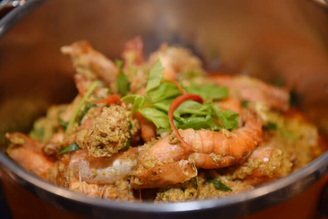 "Pling Prawns & shuck Oyster" ห้องอาหาร Atelier  โรงเรม Pullman Bangkok Grand Sukhumvit