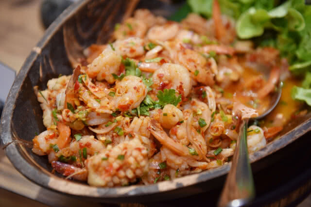 "Pling Prawns & shuck Oyster" ห้องอาหาร Atelier  โรงเรม Pullman Bangkok Grand Sukhumvit