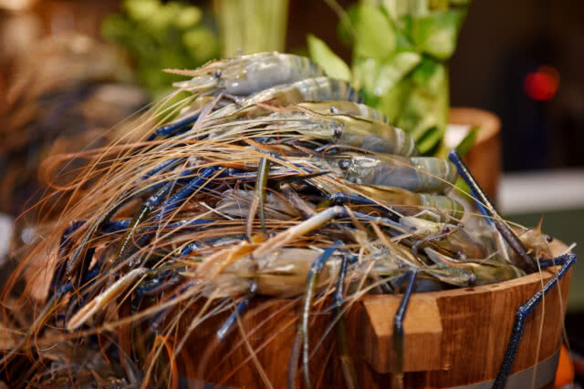 "Pling Prawns & shuck Oyster" ห้องอาหาร Atelier  โรงเรม Pullman Bangkok Grand Sukhumvit