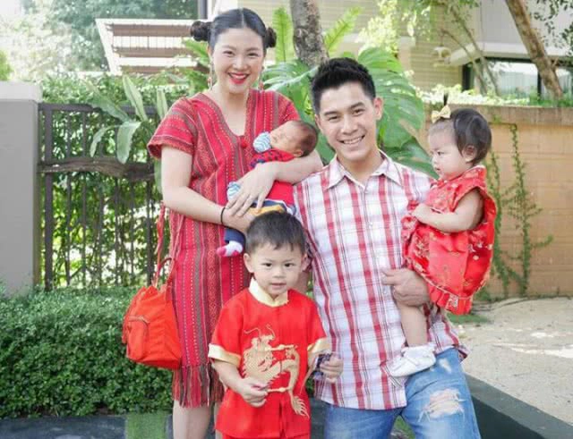 น้ำใจของคู่รักดารา กาย – ฮารุ ช่วยหญิงสาวเข็นรถที่จอดขวางไว้