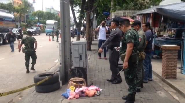 พบกระเป๋าต้องสงสัยวางริมเสาไฟฟ้า สุดท้ายเป็นแค่กระเป๋าใส่เสื้อผ้า