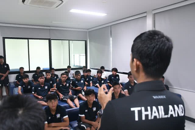 "มงคล ทศไกร" ร่วมสร้างแรงบันดาลใจ แบ่งปันประสบการณ์ แข้งช้างศึก ยู15