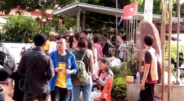 ชาวลาวแห่กลับบ้านเร่งทำบัตรทำงาน