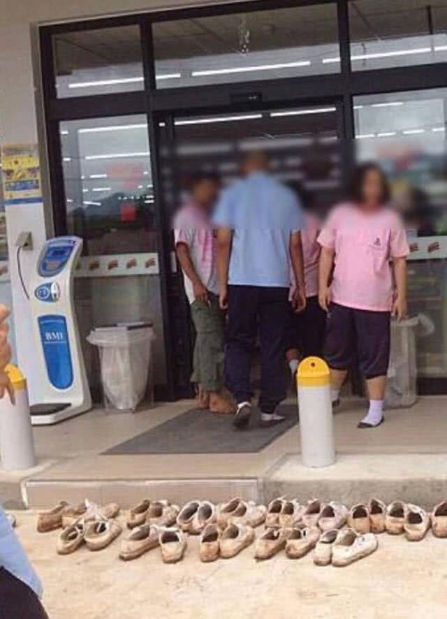 โซเชียลชื่นชม นร.ถอดดรองเท้าเข้า 7-11 กลัวร้านเปื้อนโคลน