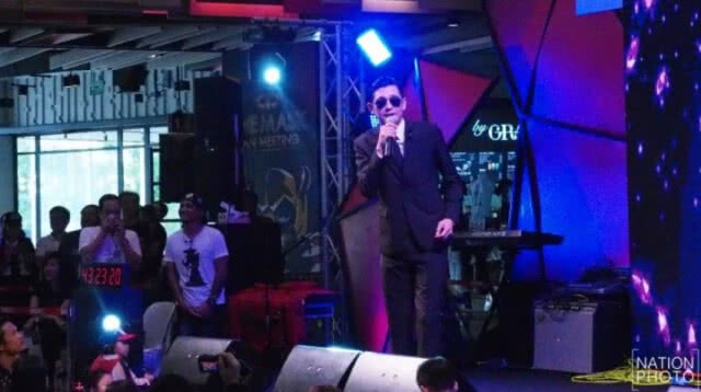 ยิ้มแก้มปริ! "ศรราม" หยิบเพลงของ "นิโคล" ร้องโชว์ต่อหน้าเจ้าตัวกลางเวที