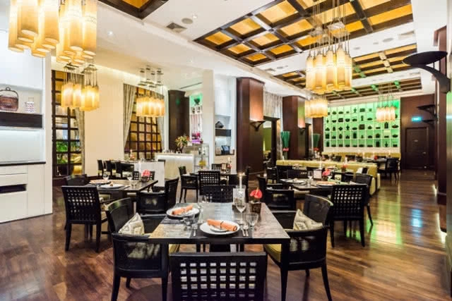 เชิญคุณลิ้มลองเมนูเซ็ทอาหารกลางวันและบุฟเฟ่ต์แกงที่ห้องอาหารเบซิล