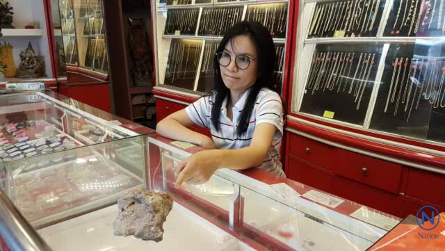 โจรบุกเดี่ยวร้านทองคว้าก้อนหินทุบกระจกกวาดแหวนทอง 20วง ตร.เร่งสกัดจับ